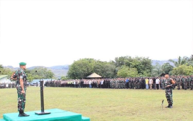 Danrem 172/PWY Brigjen TNI JO Sembiring saat pimpin gelar pasukan dalam rangka kunjungan kerja Presiden Jokowi, Minggu (19/3). (ANTARA/HO/Penrem 172/PWY)