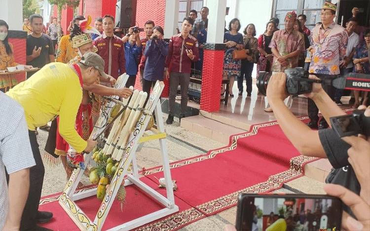 Disambut Ngehak Hompong, Bupati Bengkayang Kunjungan Balasan ke Murung Raya
