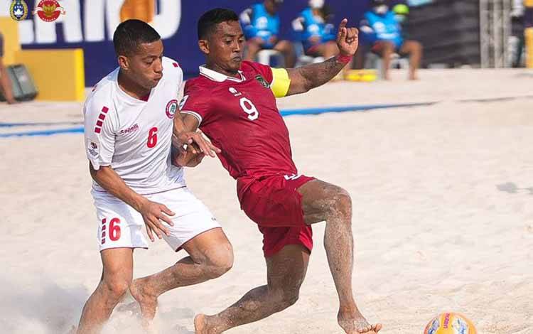 Pemain timnas Indonesia I Dewa Kadek Dwipayudha (kanan) berusaha menjaga penguasaan bola dari usaha merebut pemain Lebanon, pada pertandingan Grup C Piala Asia sepak bola pantai 2023, yang dimainkan di Jomtien Arena, Pattaya, Thailand, Minggu (19/3/2023). (ANTARA/HO/PSSI)