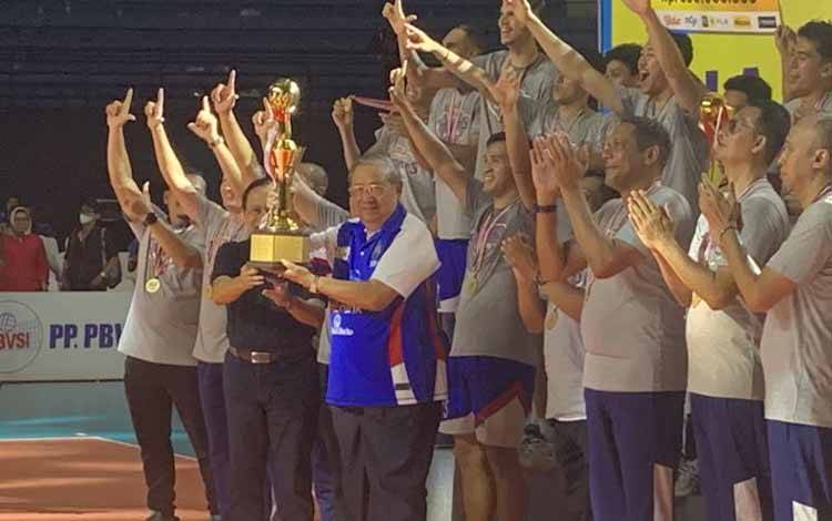 Pembina klub Jakarta LavAni Allo Bank Susilo Bambang Yudhoyono menerima piala bergilir juara PLN Mobile Proliga 2023 dari Ketua Umum PBVSI Imam Soejarwo. (ANTARA/diediek)