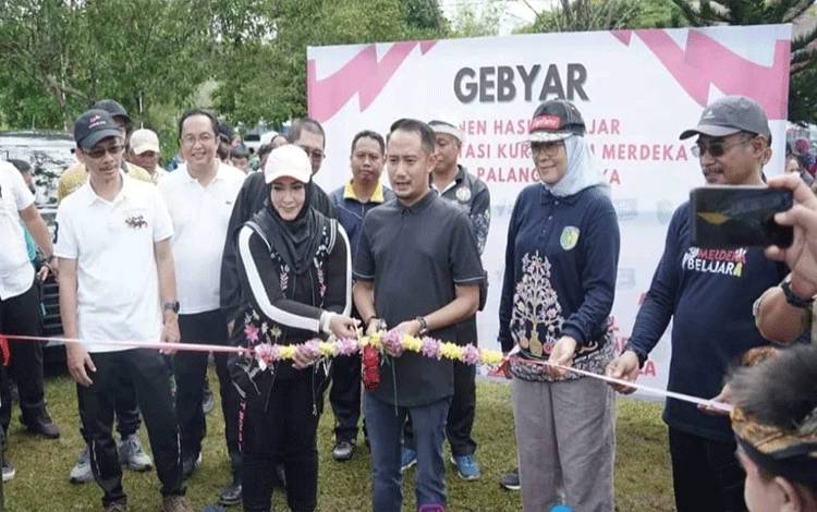 Wali Kota Palangka Raya Fairid Naparin bersama Wakilnya Umi Mastikah meresmikan gebyar hasil panen merdeka belajar. (FOTO: HUMAS)