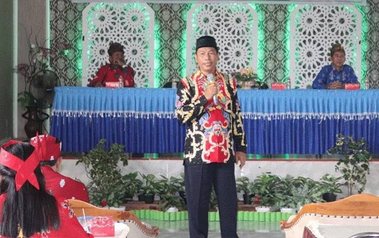 Kepala Kemenag Kapuas, Hamidhan saat buka kegiatan pembinaan guru Pasraman program kualitas pembelajaran dan pengajaran penyelenggara Hindu, Senin, 20 Maret 2023. (FOTO: IST)