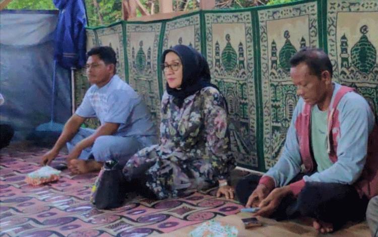 Harga Karet dan Rotan Tidak Stabil, Warga di Desa Manduing Taheta Harapkan Solusi