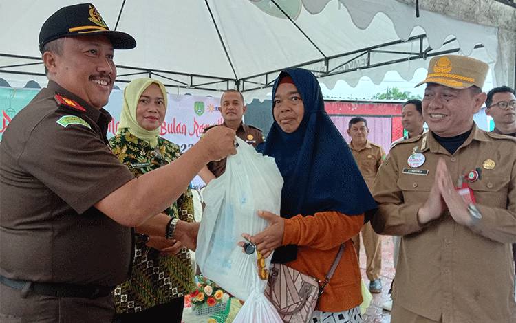 Kejaksaan Negeri Sukamara Gelar Pasar Murah