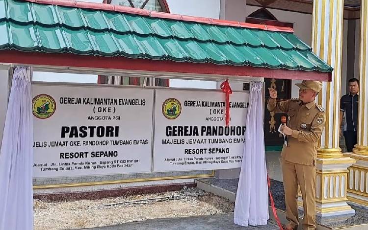 Bupati Gunung Mas Hadiri Pentahbisan Gereja Pandohop