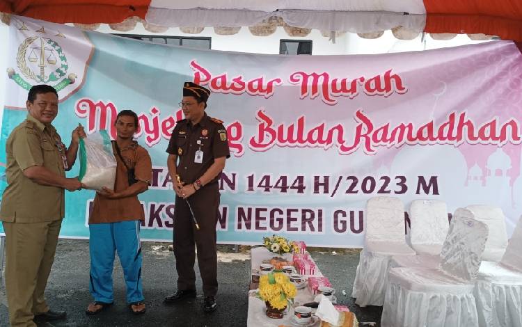 Pemerintah Daerah Sambut Baik Kegiatan Pasar Murah Kejaksaan Negeri Gunung Mas