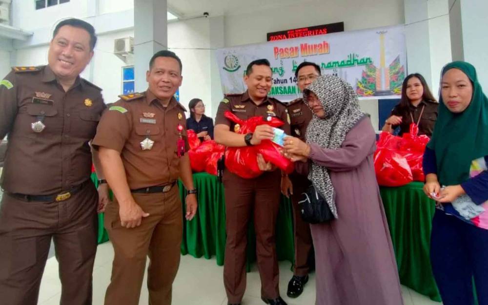 Tekan Inflasi, Kejaksaan Negeri Kapuas Gelar Pasar Murah