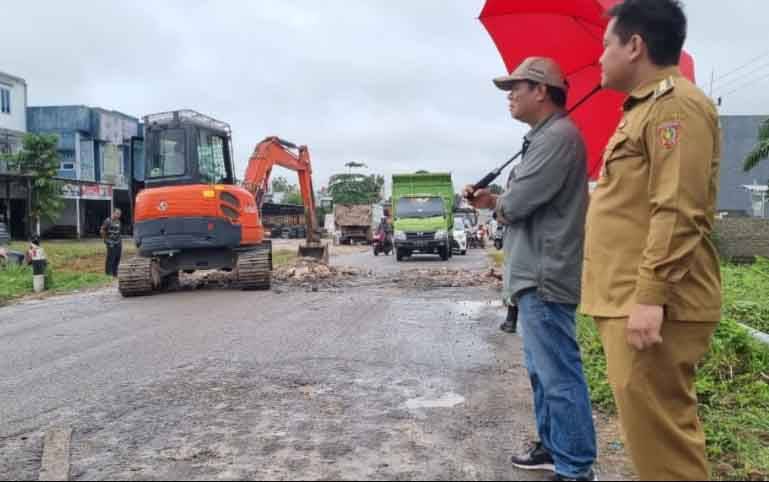 Rusak Parah, Anggota DPRD Turun Langsung Perbaiki Jalan A Yani Pangkalan Banteng