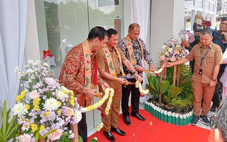Asisten II Sekretariat Daerah (Setda) Kota Palangka Raya, Amandus Frenaldy (tengah) bersama petinggi RS Advent memotong pita tanda diresmikannya RS Advent Palangka Raya, Senin, 20 Maret 2023.