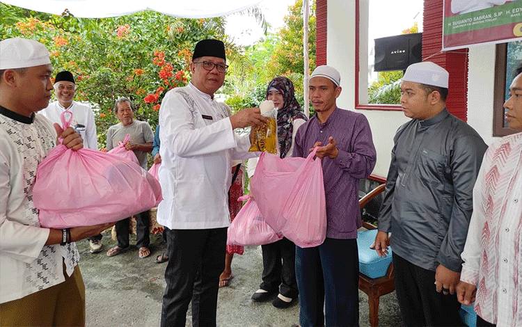 Kepala Dislutkan Provinsi Kalteng Darliansjah, saat membagikan paket sembako di halaman Kantor Dislutkan Kalteng, Selasa, 21 Maret 2023. (FOTO: IST)