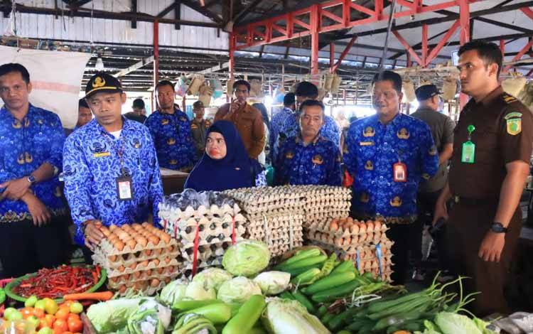 Sekda Seruyan Djainuddin Noor memimpin pelaksanaan sidak di Pasar Kuala Pembuang. (Foto: PROKOM Seruyan)