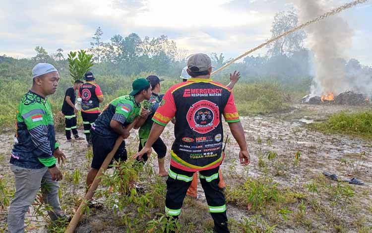 Relawan Gabungan di Kecamatan Dusun Timur Simulasi Pemadaman Karhutla