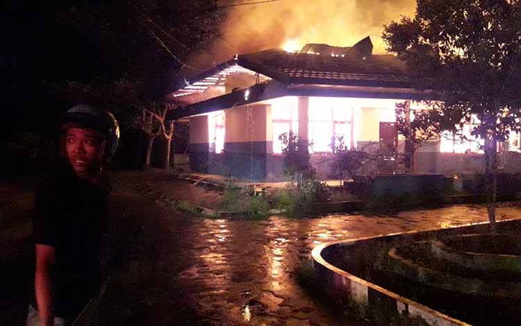 Api terlihat berkobar di gedung LPPM UPR. (FOTO: DPKP PALANGKA RAYA)