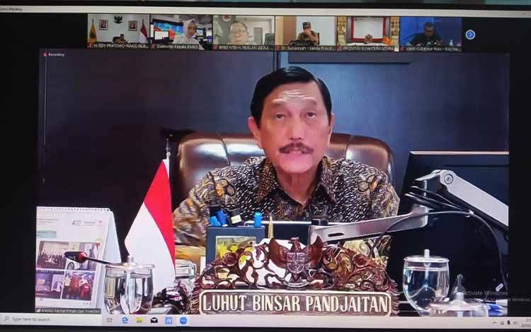 Menko Marves Luhut Binsar Pandjaitan saat menyampaikan arahannya dalam Rakor Mitigasi Bencana Hidrometeorologi Musim Kemarau 2023 bersama pemerintah daerah secara virtual. (FOTO: IST)