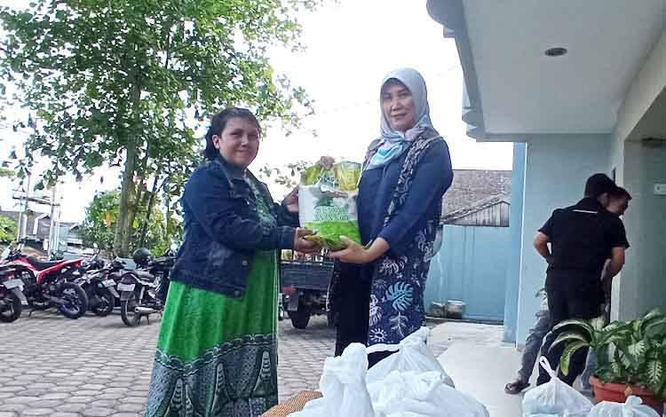Jajaran Borneonews - Palangka Post Bagikan Paket Sembako ke Warga Bentuk Rasa Syukur Jelang Ramadan