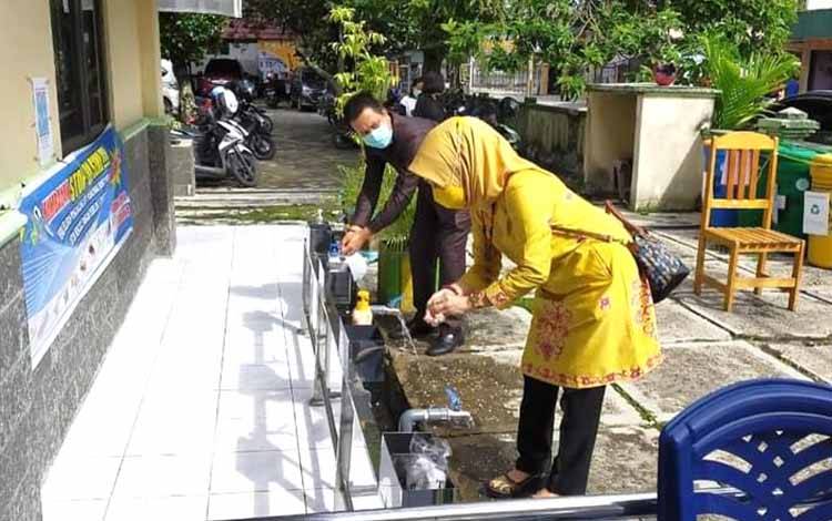 Anggota Komisi C DPRD Kota Palangka Raya, Norhaini saat berkunjung ke Puskesmas Bukit Hindu. (FOTO: Dokumentasi pribadi Norhaini)