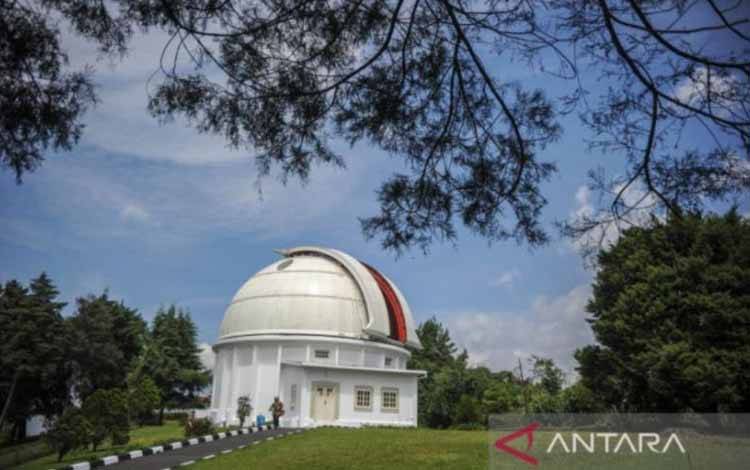 Petugas keluar dari Observatorium Bosscha di Lembang, Kabupaten Bandung Barat, Jawa Barat, Senin (16/1/2023). Observatorium Bosscha yang diresmikan pada 1 Januari 1923 atas prakarsa K.A.R Bosscha bersama Nederlandsch - Indische Sterrenkundige Vereeniging (Perhimpunan Bintang Hindia Belanda) pada tahun ini genap berusia 100 tahun. ANTARA FOTO/Raisan Al Farisi/agr