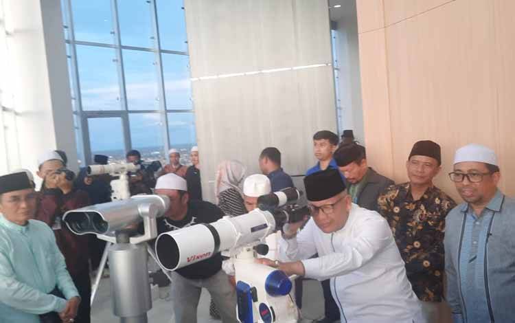 Kepala Kemenag Kalteng, Noor Fahmi memantau secara langsung hilal di Menara Masjid Raya Darussalam , Palangka Raya (FOTO : PATHUR)