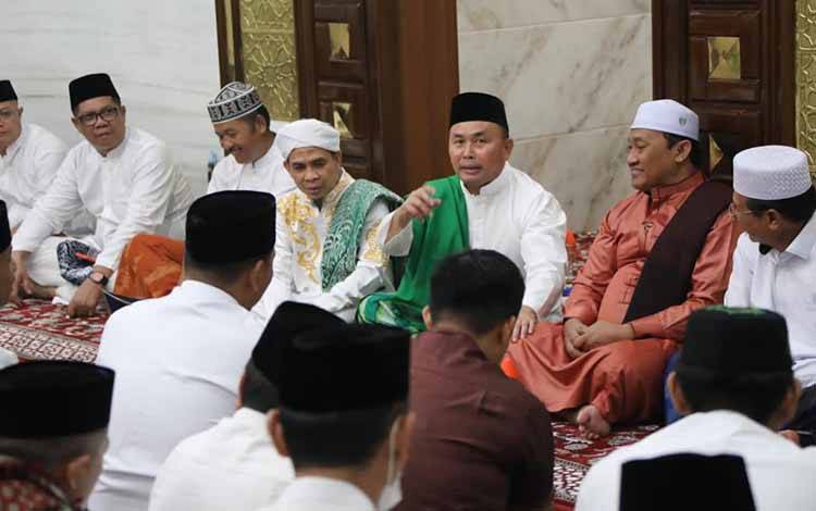 Gubernur Kalteng Awali Salat Tarawih di Mushola Asy-Syifa !?