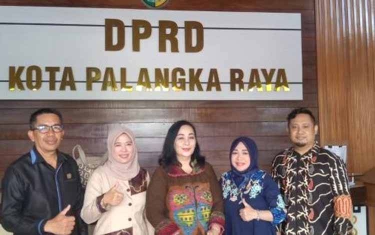 Anggota legislatif dari DPRD Kabupaten Barito Selatan atau Barsel saat berkunjung ke DPRD Palangka Raya. (FOTO: Sekretariat DPRD Kota Palangka Raya)