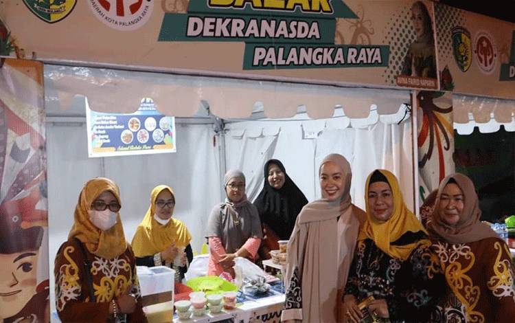 Ketua Dekranasda Palangka Raya, Avina Fairid Naparin saat meninjau stand kuliner di pasar ramadan. (FOTO: HENDRI)
