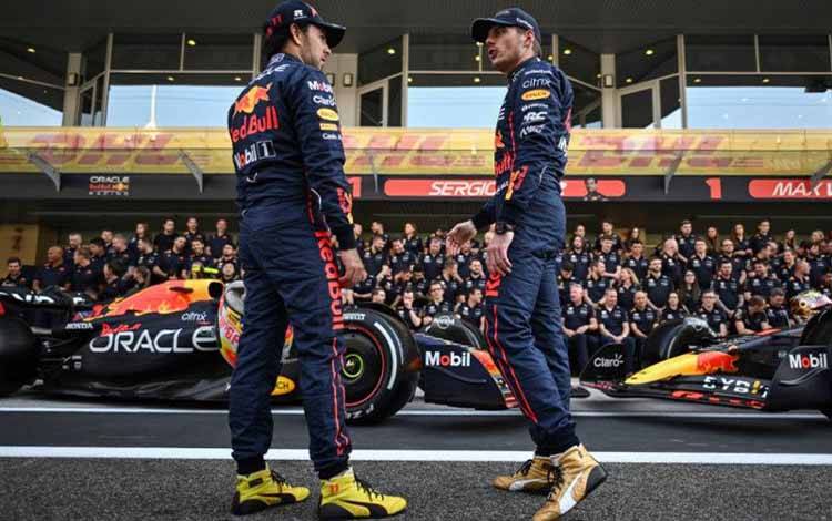 Pebalap tim Red Bull Sergio Perez dan Max Verstappen dalam sesi foto jelang Grand Prix Abu Dhabi, Sirkuit Yas Marina, Uni Emirat Arab. (17/11/2022) (AFP/BEN STANSALL)