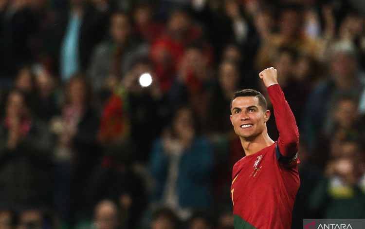 Selebrasi Cristiano Ronaldo setelah mencetak gol ketiga timnas Portugal dalam pertandingan kualifikasi Piala Dunia 2024 lawan Liechtenstein di Jose Alvalade pada 24 Maret 2023. ANTARA/AFP/CARLOS COSTA