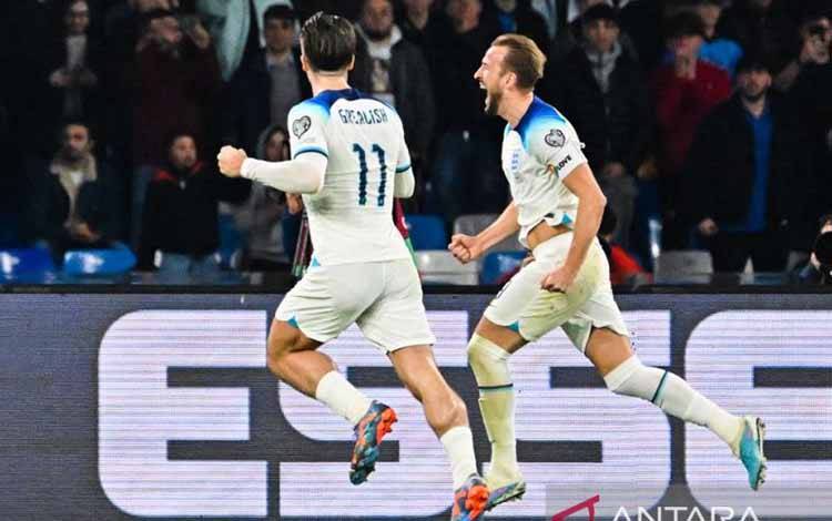 Selebrasi Harry Kane (kanan) setelah mencetak gol kedua Inggris dalam pertandingan kualifikasi Piala Eropa 2024 melawan Italia di Stadion Diego Maradona pada 24 Maret 2023. ANTARA/AFP/Alberto PIZZOLI