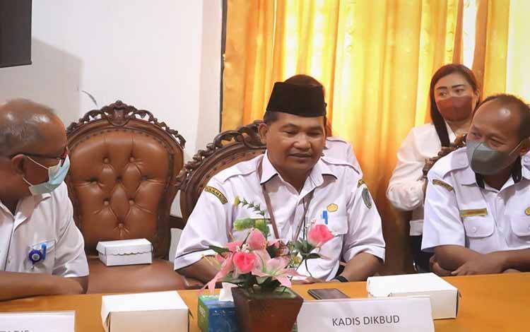 Kepala Disdikbud Kabupaten Lamandau Abdul Kohar menggelar Audensi dan Koordinasi Revitalisai bahasa daerah bersama tim Balai Bahasa Provinsi Kalteng. (FOTO: HENDI NURFALAH)