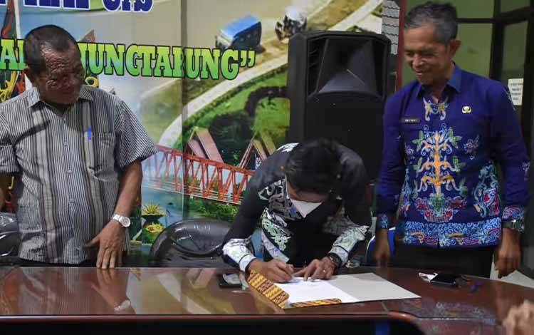 Kepala Dinas Kominfo Kapuas, Hartoni U Sawang menyaksikan Sertijab Sekretaris Dinas. (FOTO: IST)