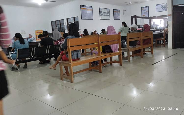 Hari Pertama Kerja Bulan Puasa, Antrean di Puskesmas Menumpuk