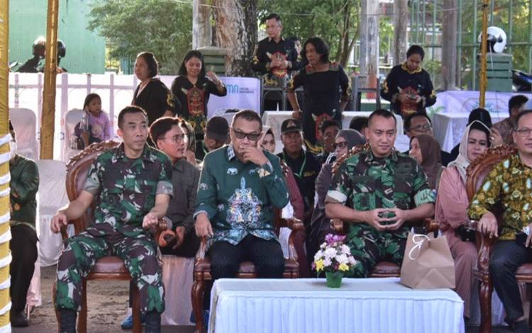 Dandim 1016 Palangka Raya, Letkol Czi Wiwid Wahyu Hidayat menghadiri peresmian pasar ramadan. (FOTO: PENDIM)