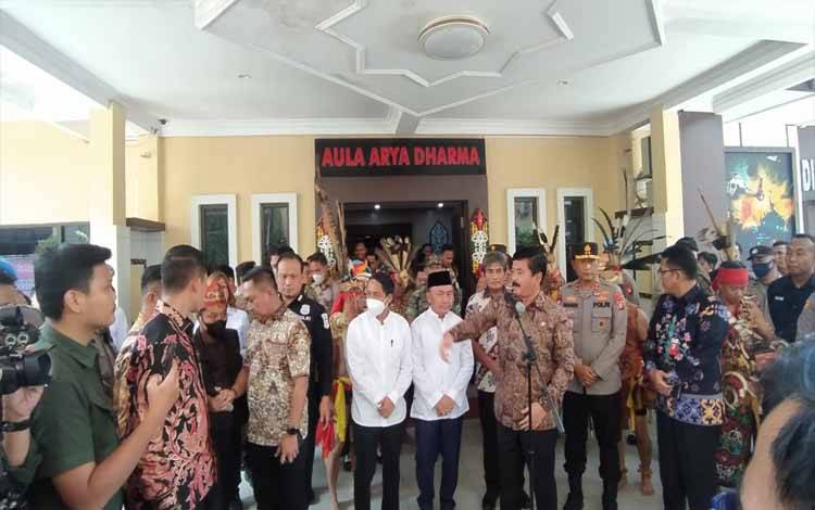Menteri ATR BPN RI Marsekal (Purn) Hadi Tjahjanto saat pres release di halaman Aula Arya Dharma Polda Kalteng (FOTO :PATHUR)
