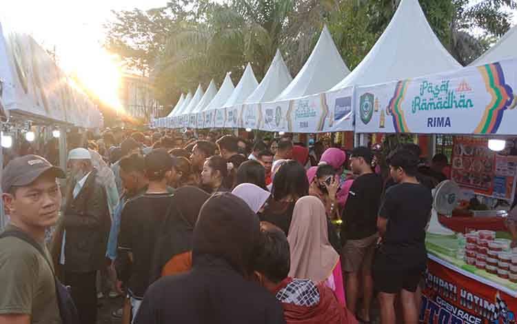 Keramaian Pasar Ramadan di Taman Kota Sampit, Kamis, 23 Maret 2023. (FOTO: DEWIP)