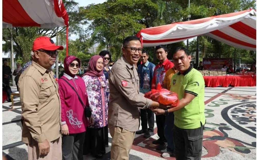 Penyerahan secara simbolis paket bapok murah kepada PNS golongan II, I, dan tenaga kontrak di halaman Kantor Gubernur Jumat 24 Maret 2023. (FOTO: IST)