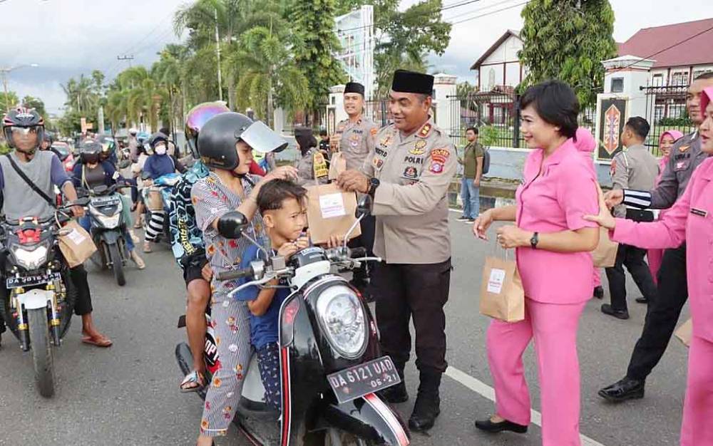 Polres Barito Timur Bagi-Bagi Takjil untuk Berbuka Puasa