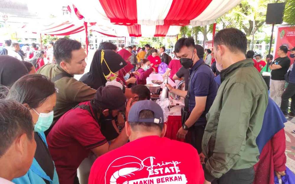 Masyarakat Antusias Berbelanja di Pasar Murah Ramadan