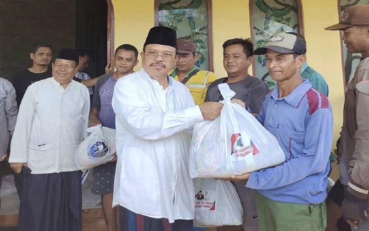 Sekda Kalteng Berbagi Berkah Bersama Warga Kurang Mampu