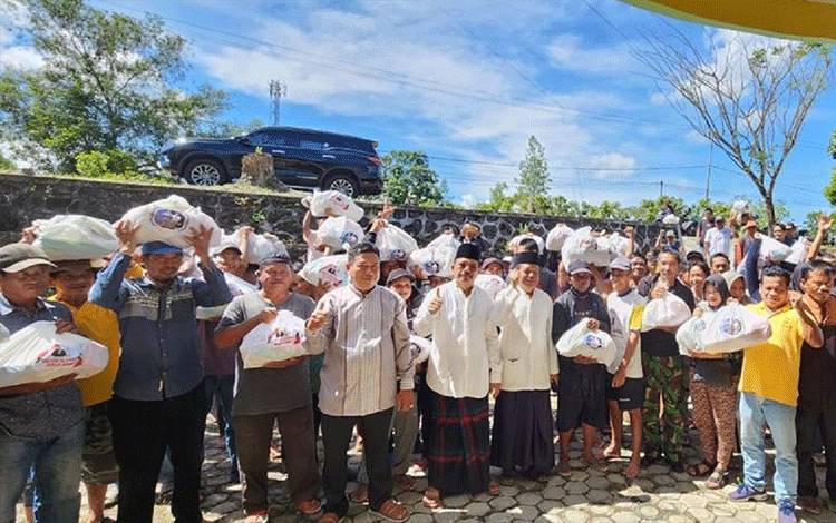 Sekretaris Daerah (Sekda) Kalimantan Tengah (Kalteng), Nuryakin foto bersama usai berbagi bersama guru-guru Madrasyah, petugas kebersihan, buruh pelabuhan, tukang ojek, dan fakir miskin. (FOTO: IST)