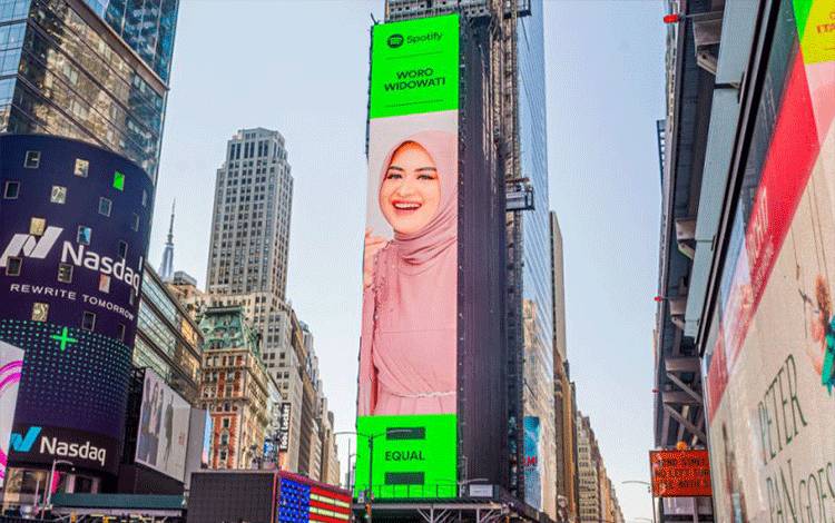 Wajah Musisi Indonesia Woro Widowati Mejeng di New York Times