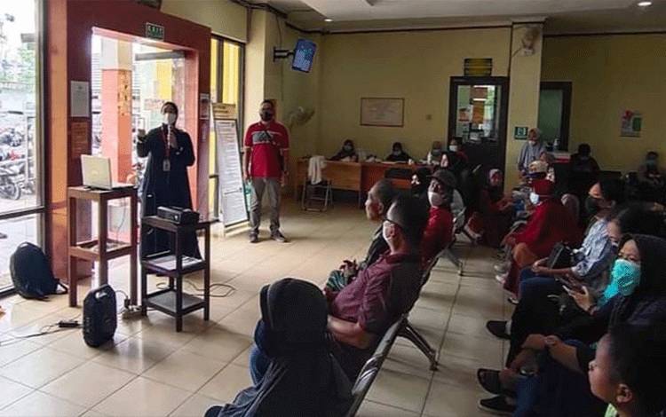 Tim RSUD dr H Soemarno Sosroatmodjo Kuala Kapuas saat berikan penyuluhan tentang TBC Anak. (FOTO: IST)