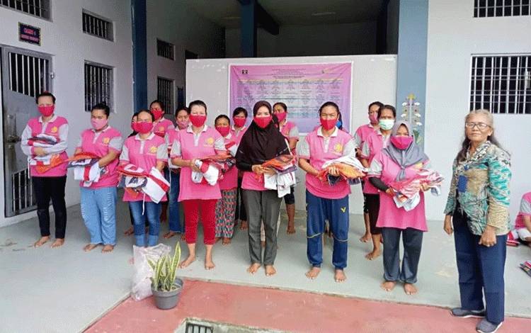 LPP Kelas IIA Palangka Raya Bagi Seragam untuk WBP