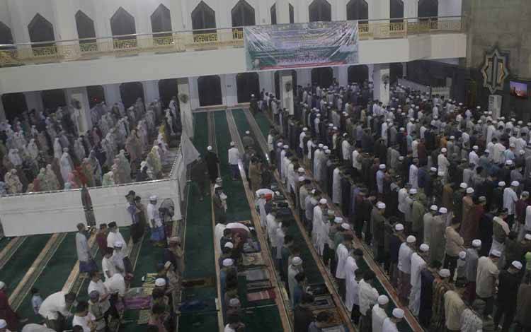 Meski Hujan Lebat, Jemaah Padati Masjid Raya Darussalam untuk Tarawih