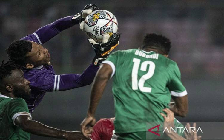 Kiper Timnas Indonesia Syahrul (kiri atas) menangkap bola dalam pertandingan FIFA Matchday melawan Timnas Burundi di Stadion Patriot Candrabhaga, Bekasi, Jawa Barat, Sabtu (25/3/2023). Timnas Indonesia menang dengan skor 3-1. ANTARA FOTO/Aprillio Akbar/tom.