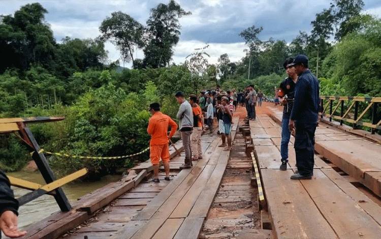 Truk Fuso Bermuatan Kernel Sawit Terjun ke Sungai di Lamandau