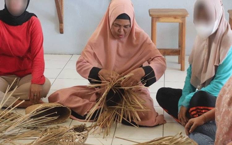 WBP Perempuan Rutan Kapuas Ikuti Pembinaan Kemandirian Menganyam Purun
