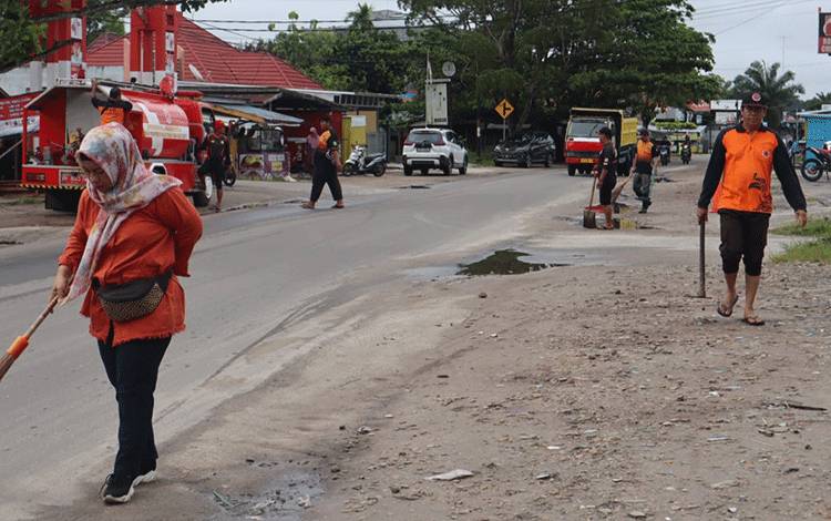BPBD dan Damkar Palangka Raya Kerja Bakti Bersama