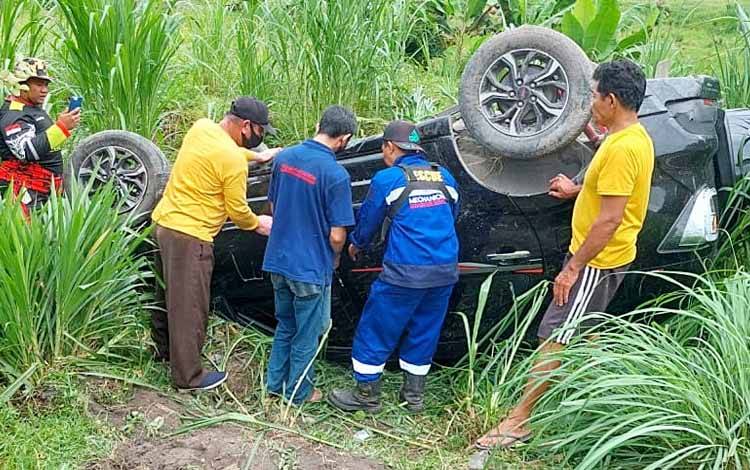 Samuja dan RGB-33 Evakuasi Mobil Terbalik di Desa Lenggang