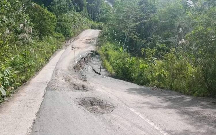 Dinas PUPR Murung Raya Imbau Warga Hati-hati Lewat Jalan Menuju Muara Laung Nyaris Longsor