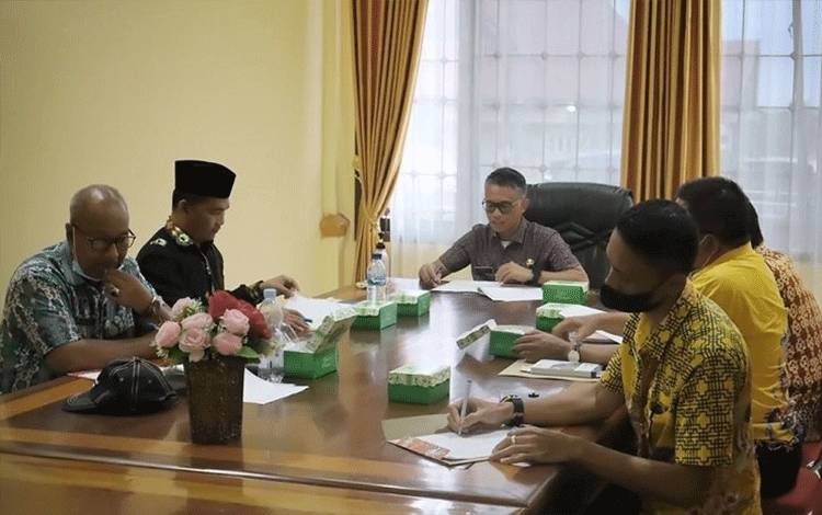 Sekda Lamandau Muhamad Irwansyah memimpin rapat koordinasi dengan Disdikbud terkait BOSP. (FOTO : HENDI NURFALAH)
